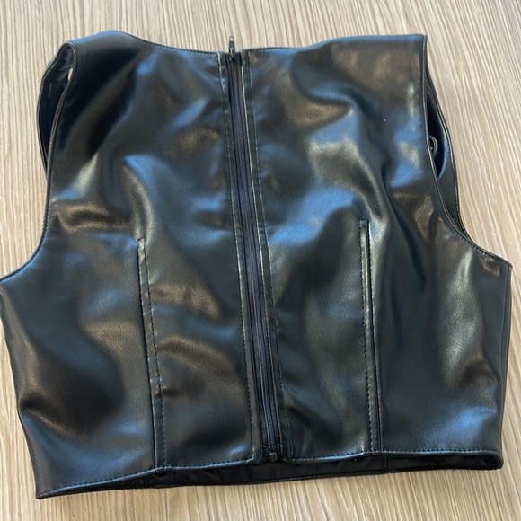 7 for all mankind XS faux leather back zip crop top NWT - Picture 4 of 6